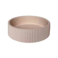 Ridge Bowl - Moderne handgefertigte Vase in Sandstein, Rouge Dawn & Moonstone