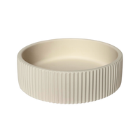 Ridge Bowl - Moderne handgefertigte Vase in Sandstein, Rouge Dawn & Moonstone